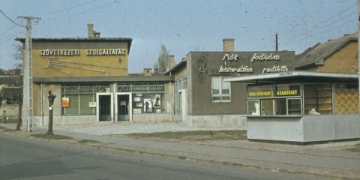 Feb14#46 112 Kistext szolgáltatóház 4 (üveg)kk.jpg