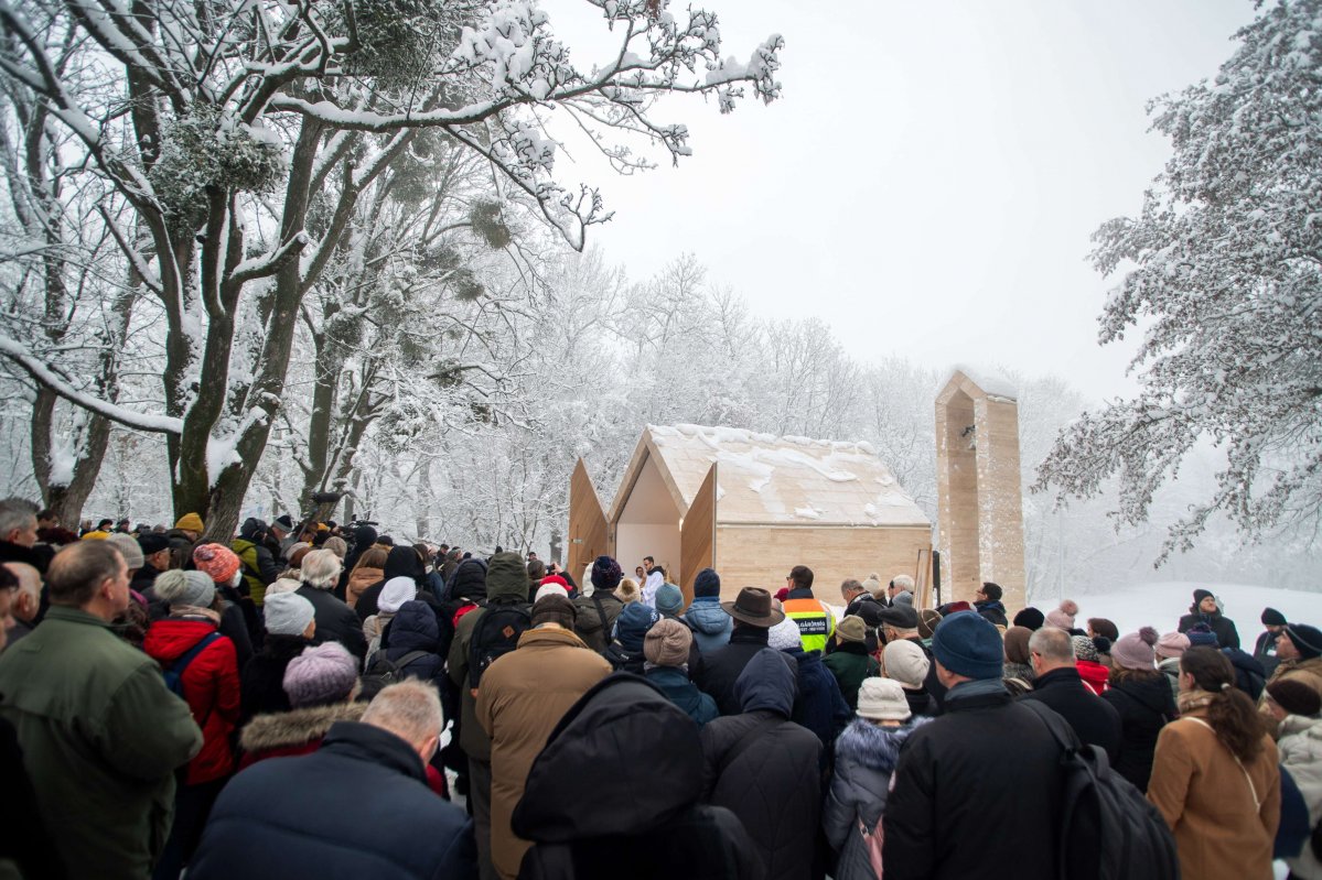 Résztvevők az Anna-réti átadásán a Normafánál a Szent Anna-réten 2023. december 8-án (Fotó: MTI/Balogh Zoltán) DBZOL20231208022 (1).jpg