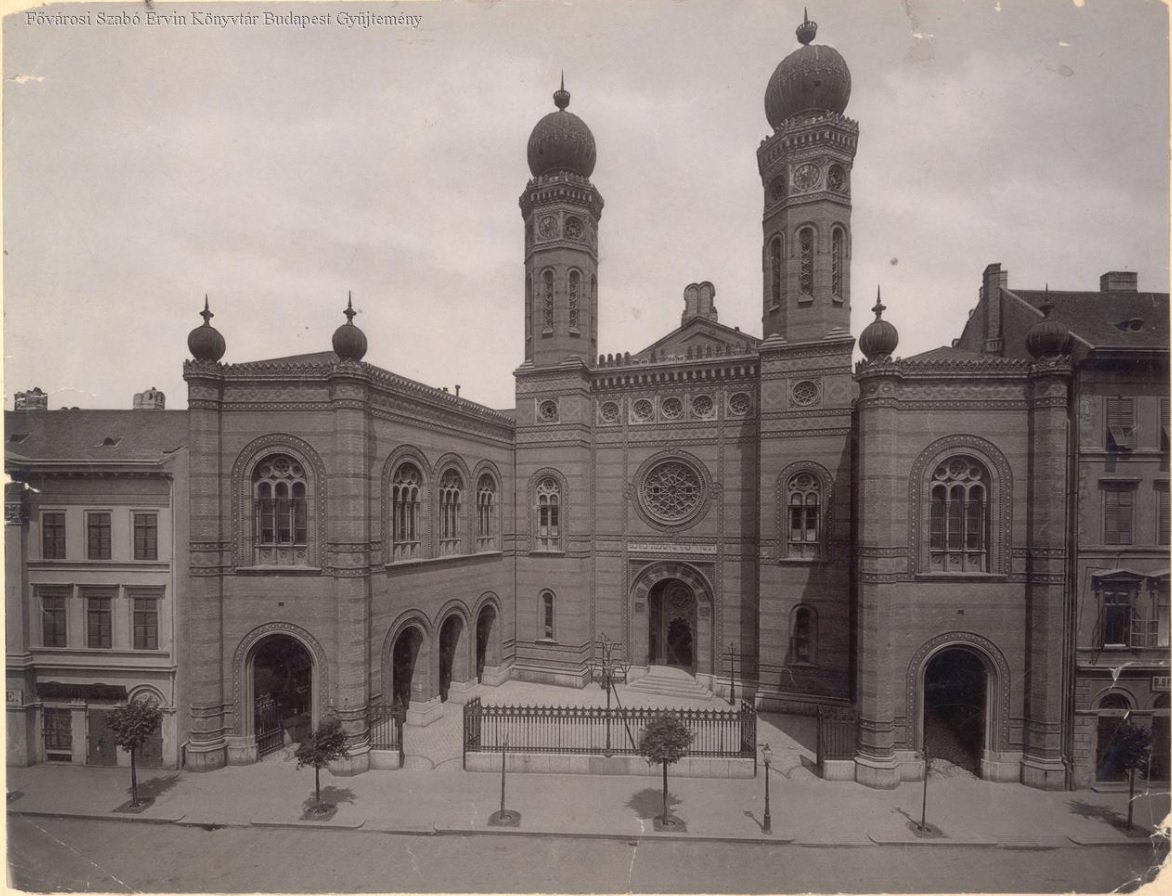 A Dohány utcai zsinagóga az 1880-as években (Forrás: FSZEK Budapest Gyűjtemény) 01 zsinagóga.jpg