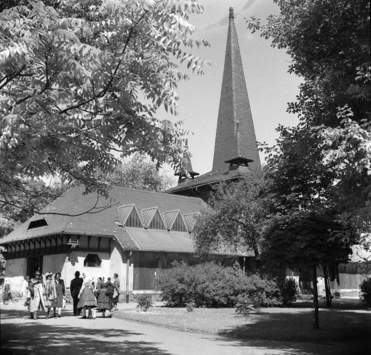 A Madárházon templomtornyokra emlékeztető sisak áll (Forrás: Fortepan/Képszám: 62582) 05 madár fortepan_62582.jpg