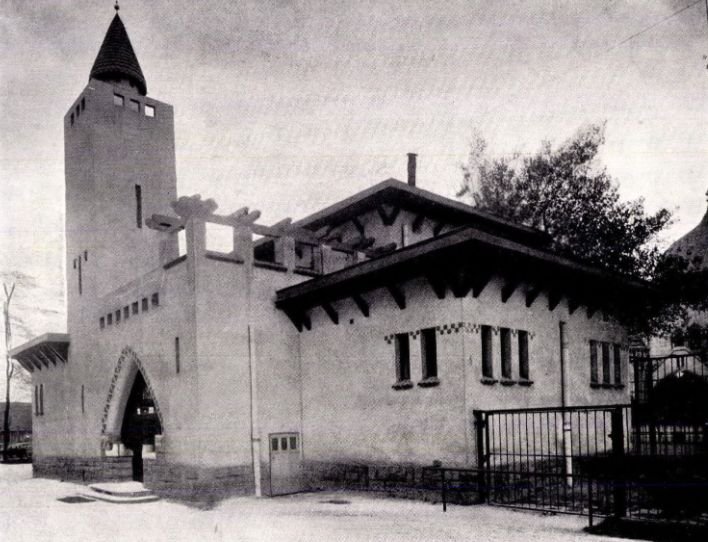 Őrlakás a Majomház nyugati oldalán (Forrás: Magyar Építőművészet, 1912. 11–12. szám) 08 zsiráf.jpg