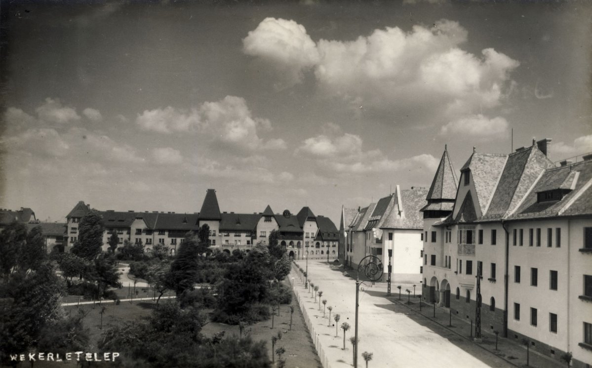 A Fő tér a Wekerletelepen. Kós Károly tervei szerint épült, később róla nevezték el a teret (Forrás: Fortapen/Képszám: 128995) Wekerletelep_nyitó_1928_fortepan_128995.jpg