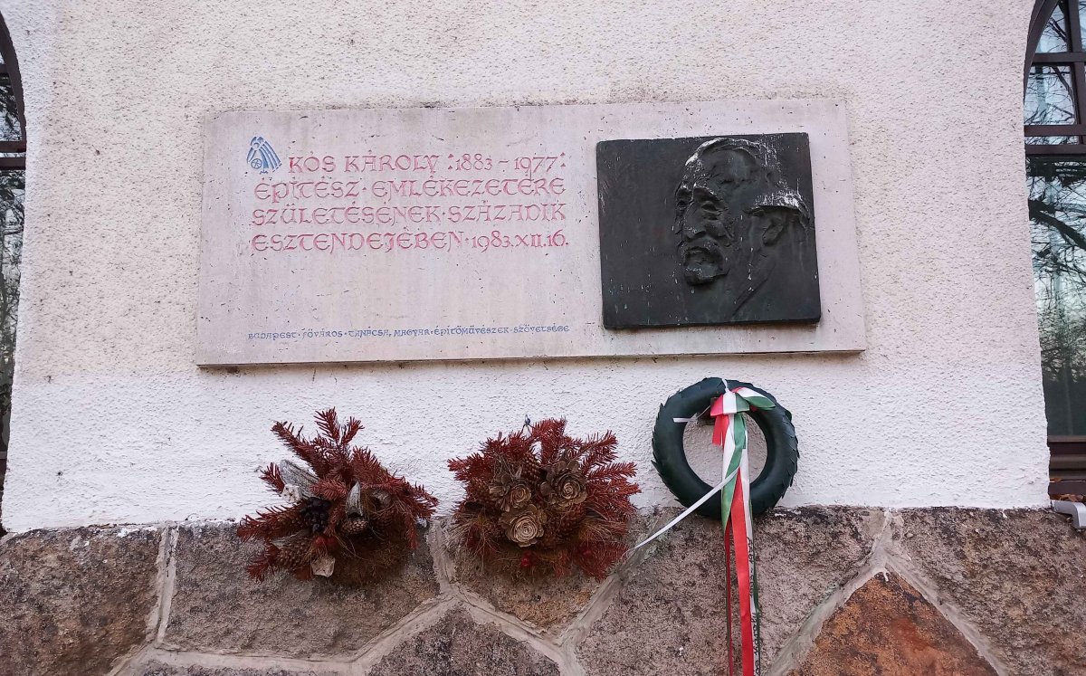 Emléktáblája a Kós Károly tér 3. szám alatt (Fotó: Millisits Máté) 20231216_073411 (1).jpg