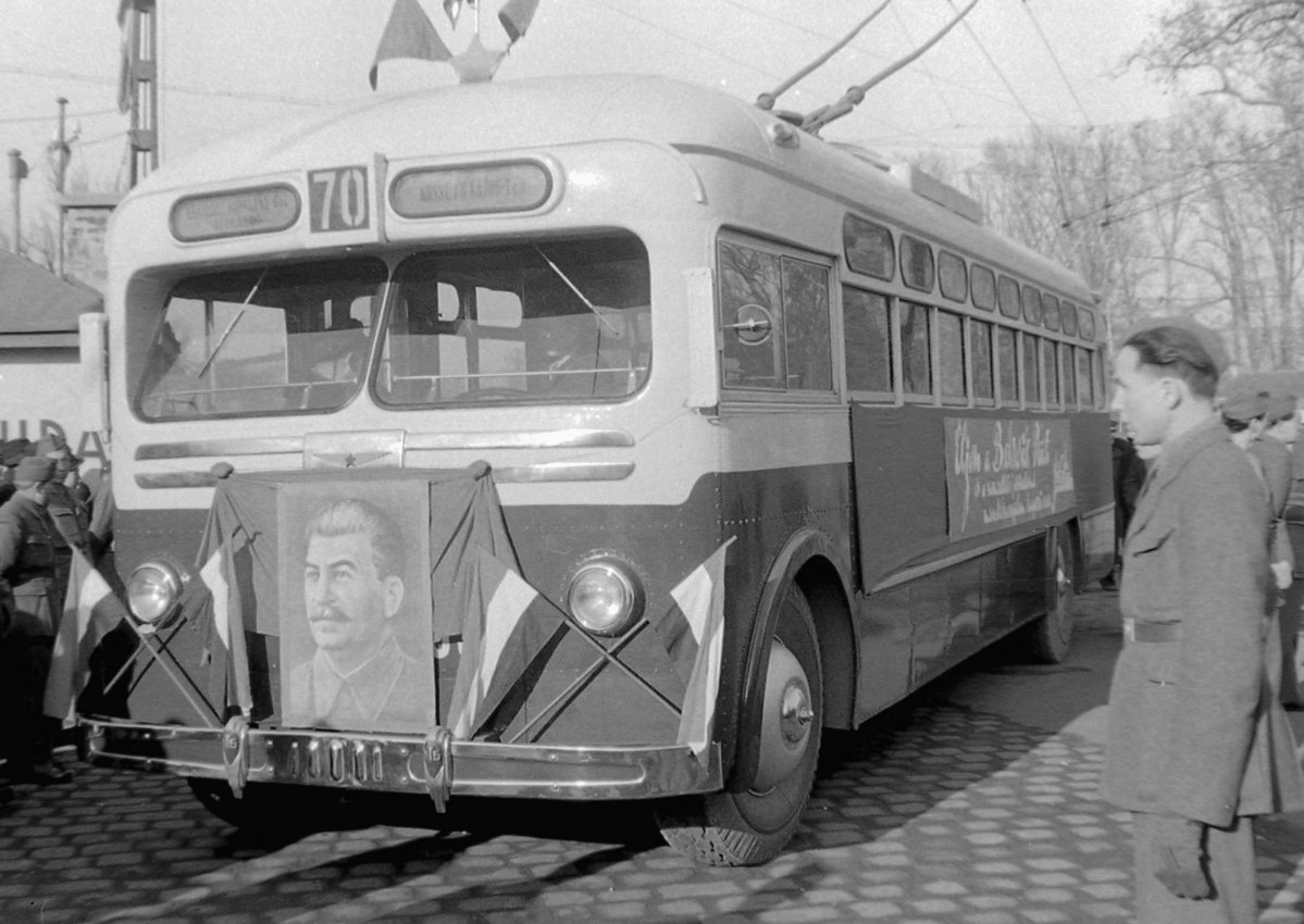 Az utód, a 70-es troli indulása Pesten 1949-ben (Fotó: Fortepan/Magyar Rendőr) fortepan_16549.jpg