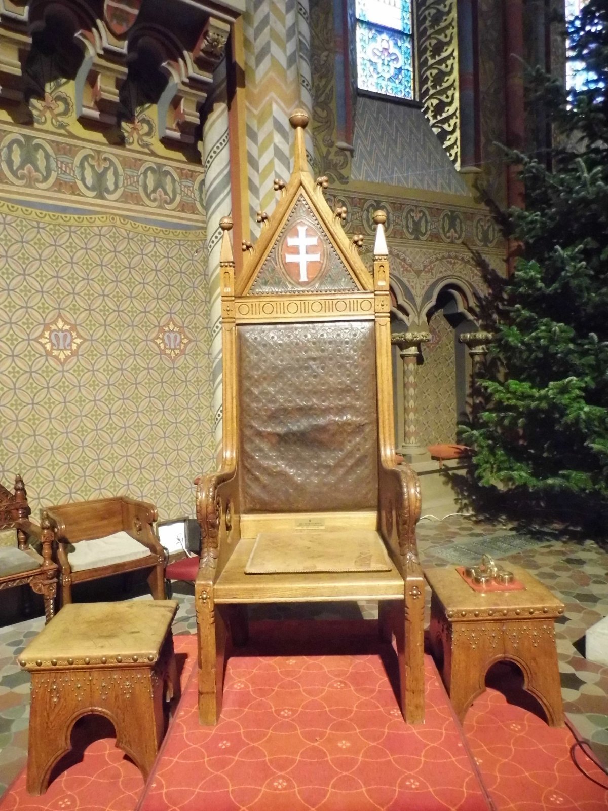 A trónus, melyben maga II. János Pál pápa is helyet foglalt (Fotó: Bodó Péter/pestbuda.hu) 03 trón.jpg
