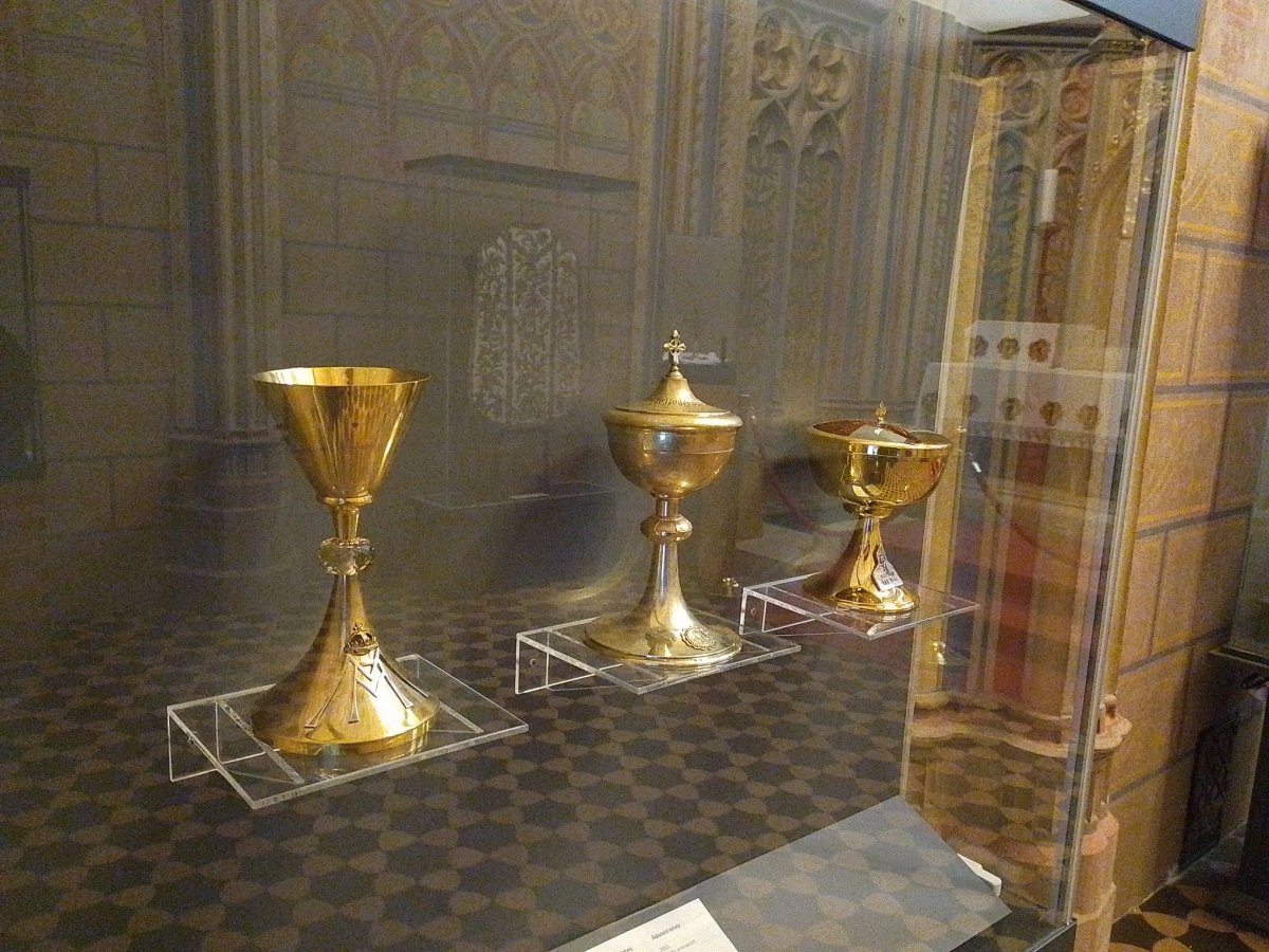 A Szent István-kápolna egyik vitrinje mögött értékes kelyhek, az üvegben tükröződve pedig a XVIII. századi palást is látható (Fotó: Bodó Péter/pestbuda.hu) 04 istván.jpg