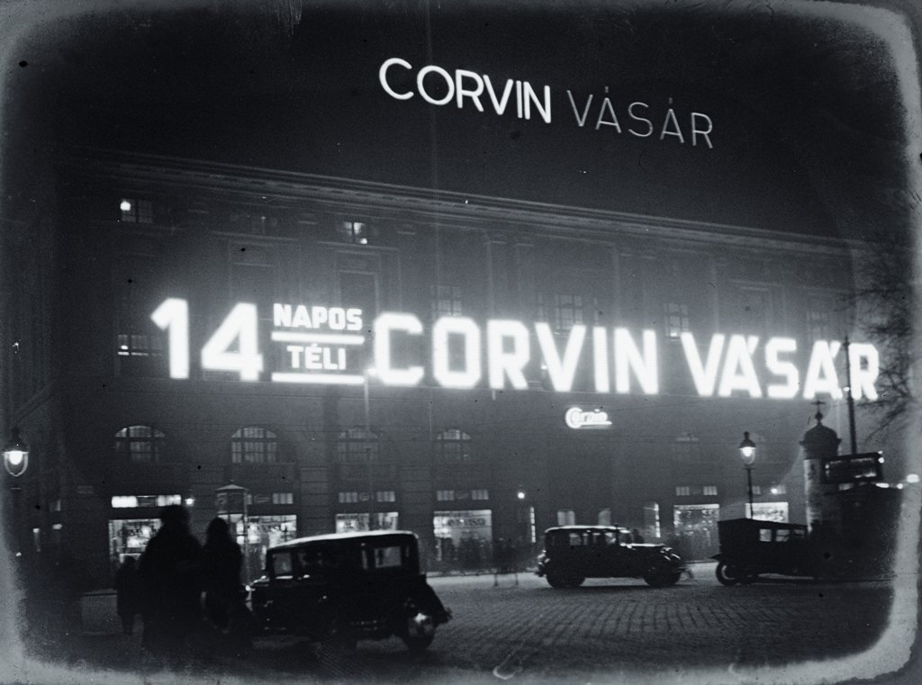 A 14 napos Corvin téli vásár reklámja lámgbetűkkel az áruház homlokzatán 1930-ban (fortepan/ képszám: 272942) fortepan_272942.jpg