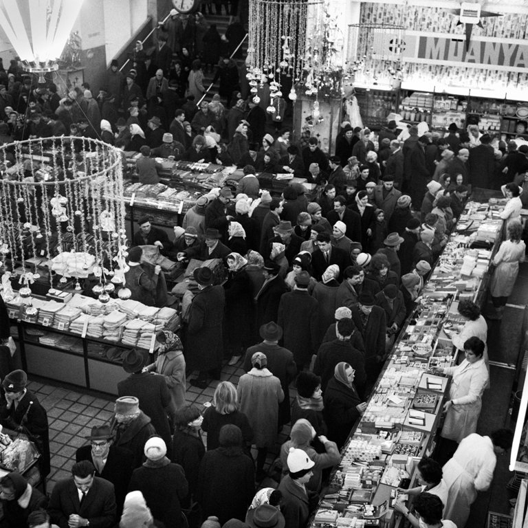 Tömeg a karácsonyi díszbe öltözött Corvin Áruházban 1967-ben (Fortepan/ képszám: 148166) fortepan_148166.jpg
