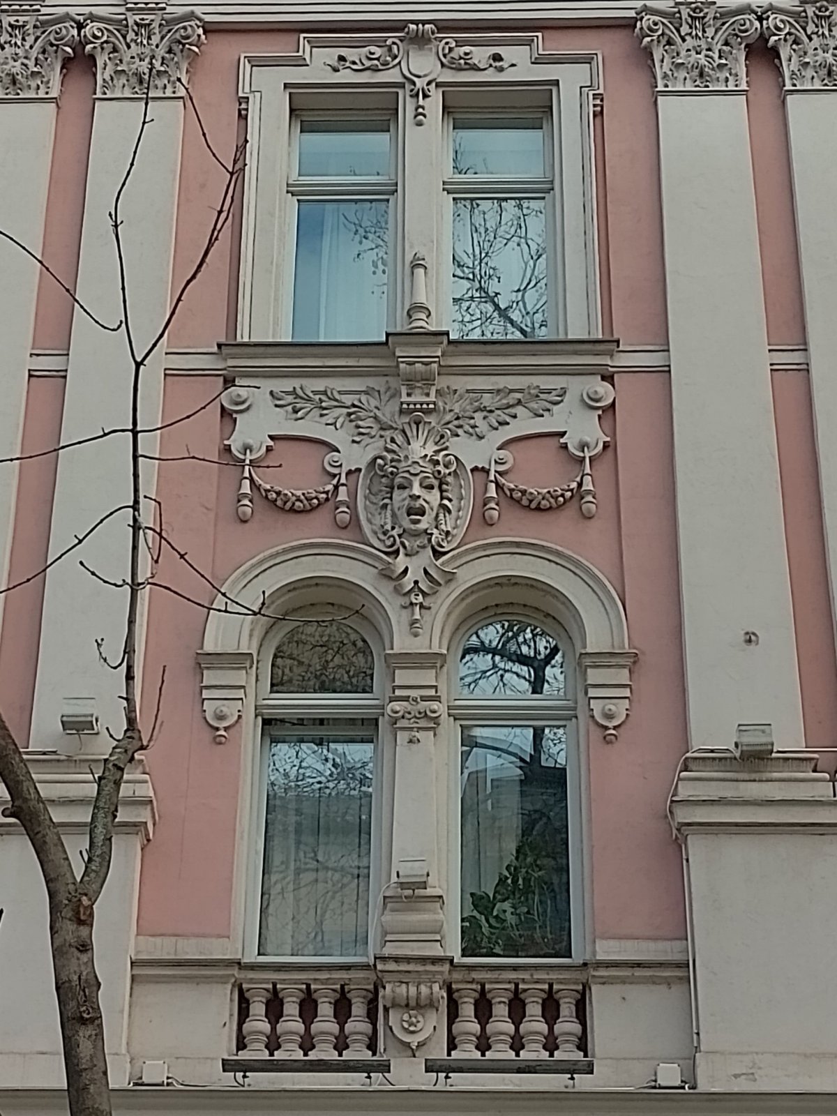A bérlakások ablakait gazdag díszítés keretezi (Fotó: Bodó Péter/pestbuda.hu) 08 részlet.jpg