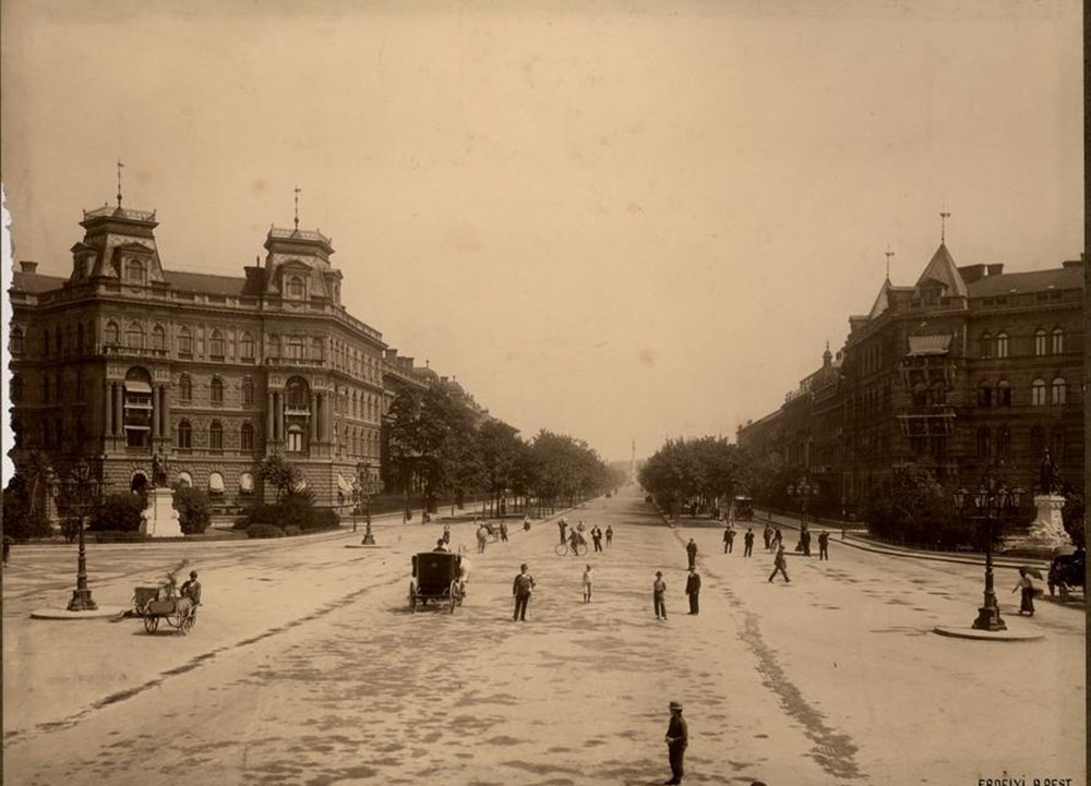 Adózott kerékpár az Andrássy úton (Fotó: FSZEK, Budapest Gyűjtemény) 7bdcbf88-222f-432b-843e-78d6a23a098c.jpg