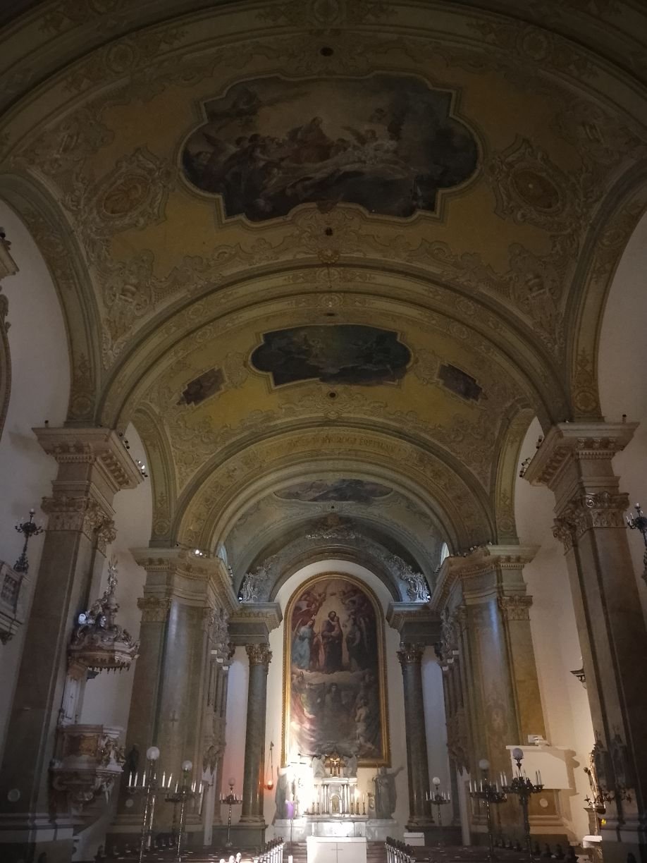 A Szent József-templom belső tere (Fotó: Bodó Péter/pestbuda.hu) 08 belső.jpg