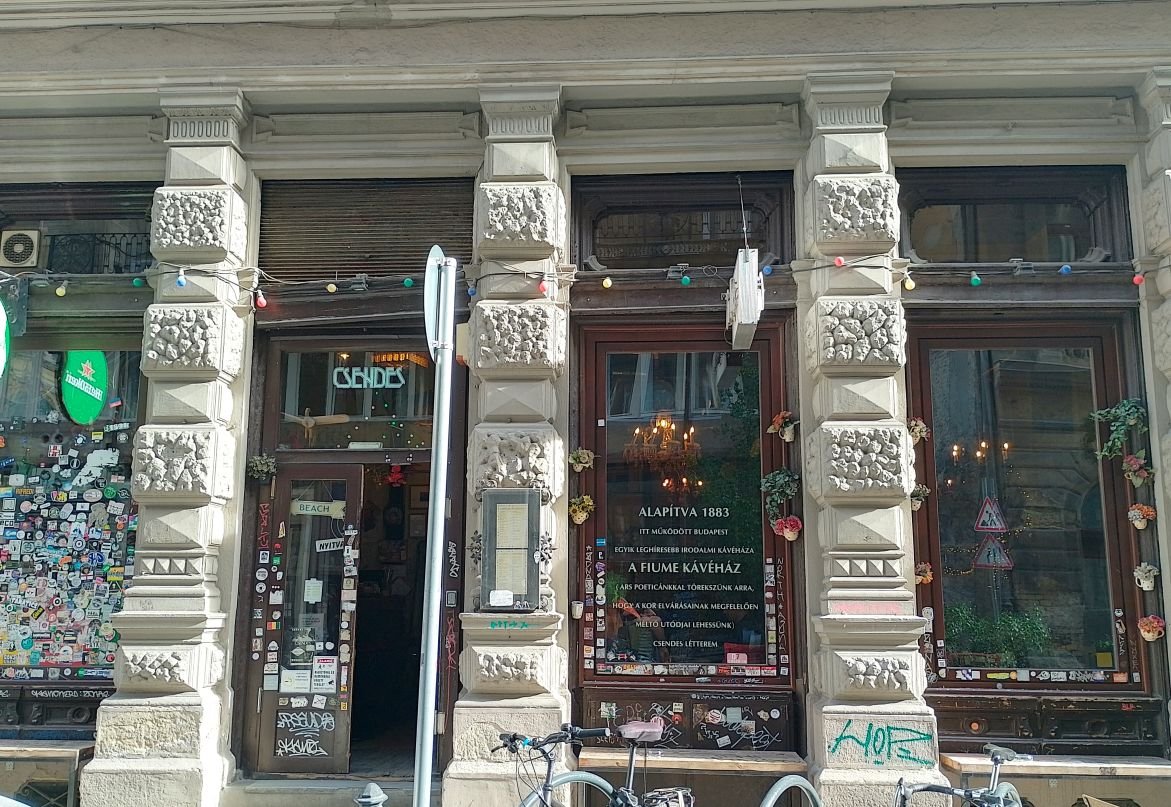 A Fiume Kávéház helyén működő vendéglátóhely napjainkban (Fotó: Bodó Péter/pestbuda.hu) 09 csendes ma.jpg