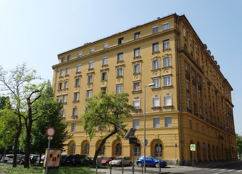 A Korona mozgó az épület déli oldalán működött, az Attila útról nyílt (Fotó: Pápai Tamás László/pestbuda.hu) DSC02720a.JPG