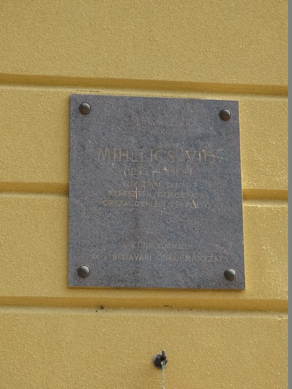 Az 1930-as, 1940-es években az épület lakója volt Mihelics Vid politikus is. Emlékét márványtábla őrzi az épület falán. (Fotó: Pápai Tamás László/pestbuda.hu) DSC02674.JPG