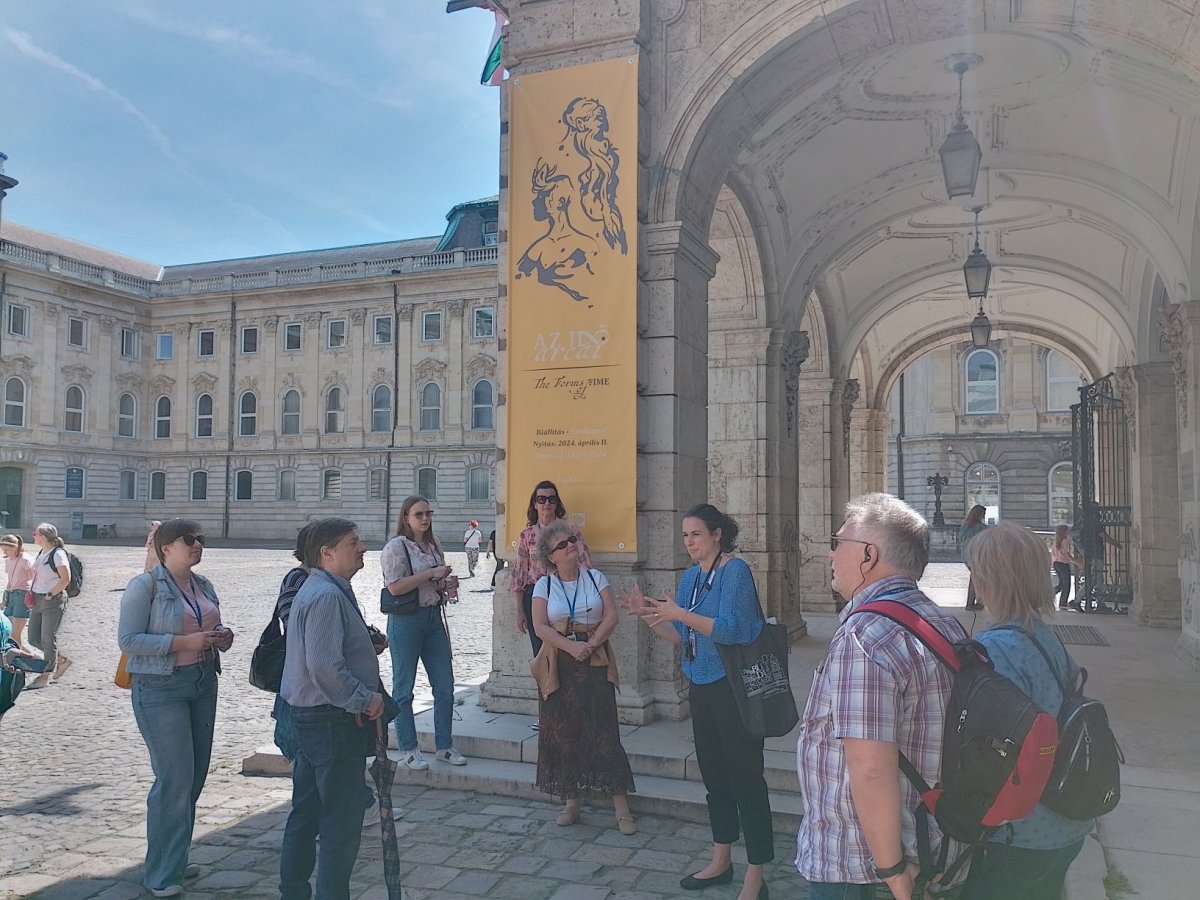 Kiss Henrietta, a séta vezetője beszél a Budavári Palota krisztinavárosi szárnya előtt (Fotó: Bodó Péter/pestbuda.hu) 01 kiss.jpg