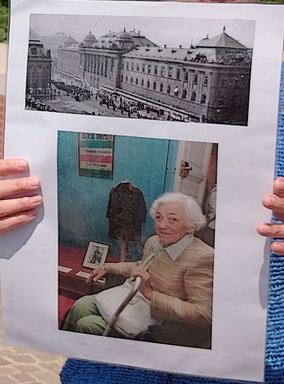 Az egykori királyi istállók és Szarka Józsefné Ilona néni (Fotó: Bodó Péter/pestbuda.hu) 04 szarka.jpg
