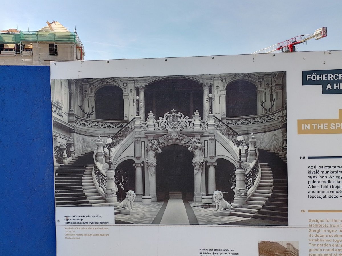 A főhercegi palota díszlépcsőházáról készült fotó az építkezést eltakaró paravánon (Fotó: Bodó Péter/pestbuda.hu) 06 díszlépcső.jpg