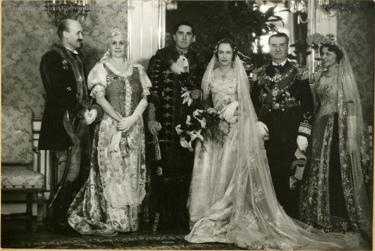 Horthy István és Edelsheim-Gyulai Ilona esküvői fotója (Forrás: FSZEK Budapest Gyűjtemény) 09 esküvő.jpg