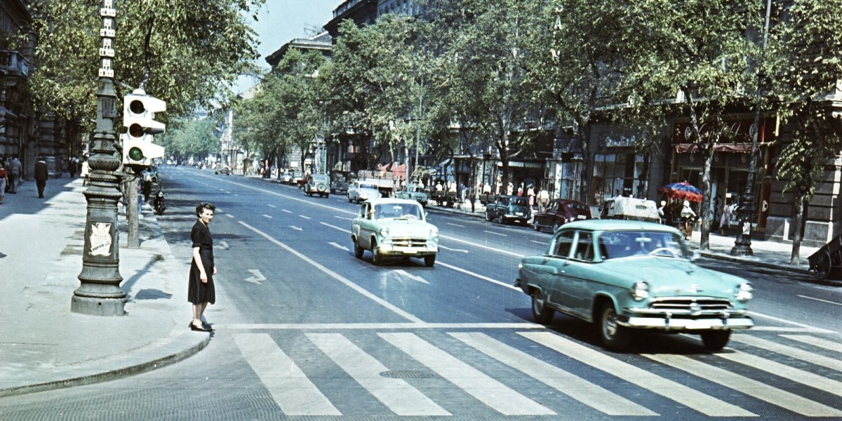 Hatalmas forgalom az Andárssy (akkor Népköztársaság) úton 1959-ben (Fotó: Forteoan/Főmterv) fortepan_251237_v.jpg