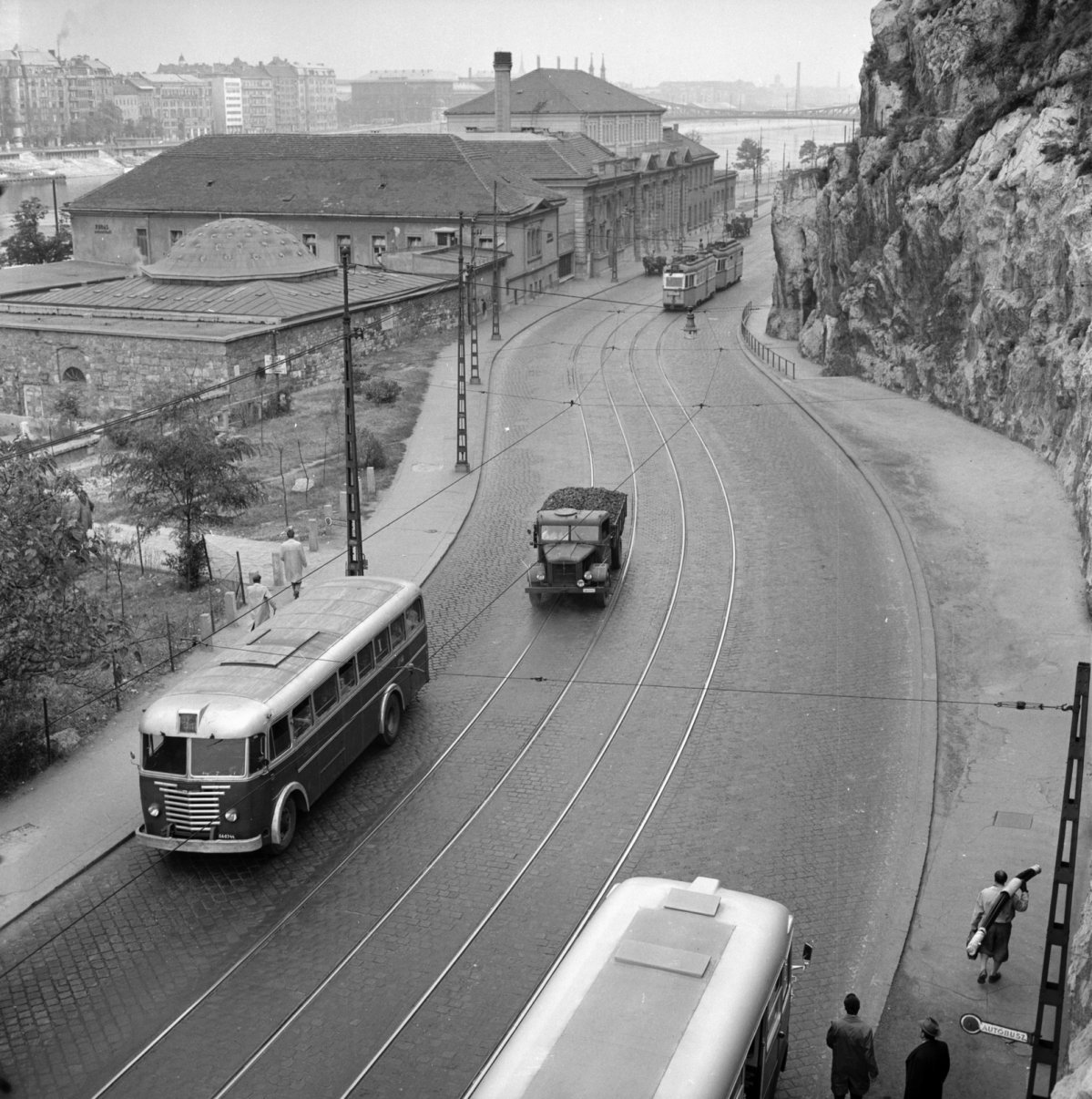 A teherautó és a háttérben lévő két lovaskocsi okzozta forgalmi dugó 1959-ben (Fotó: Fortepan/Főmterv) fortepan_251202.jpg