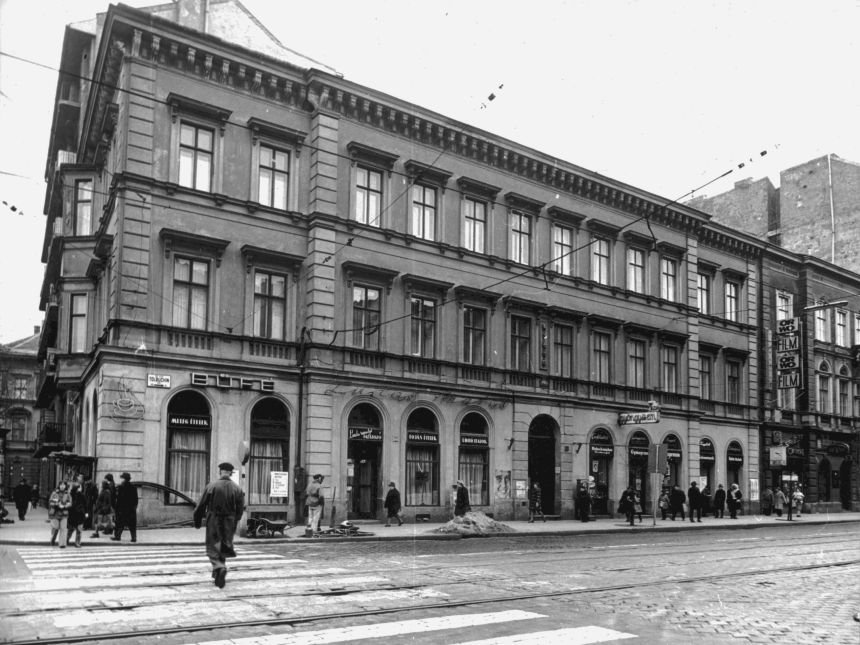 A ház 1970 körül - balra a Ludas Matyi Büfé, jobbra a Gyöngyszem Eszpresszó bejárata (Ferencvárosi Helytörténeti Gyűjtemény) fortepan_103727.jpg