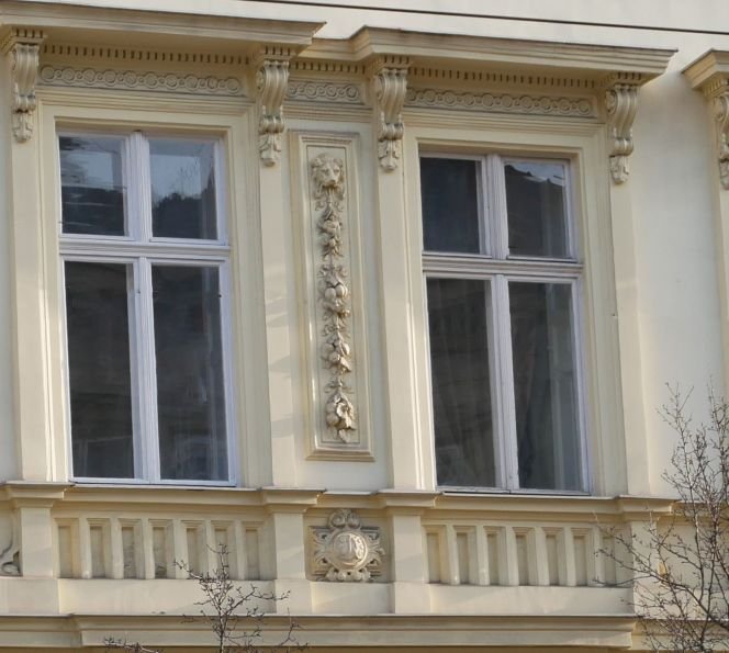 A monogrammos és oroszlánfejes épületdísz a homlokzat közepén (fotó: Simon Tímea) vámház15.4.jpg