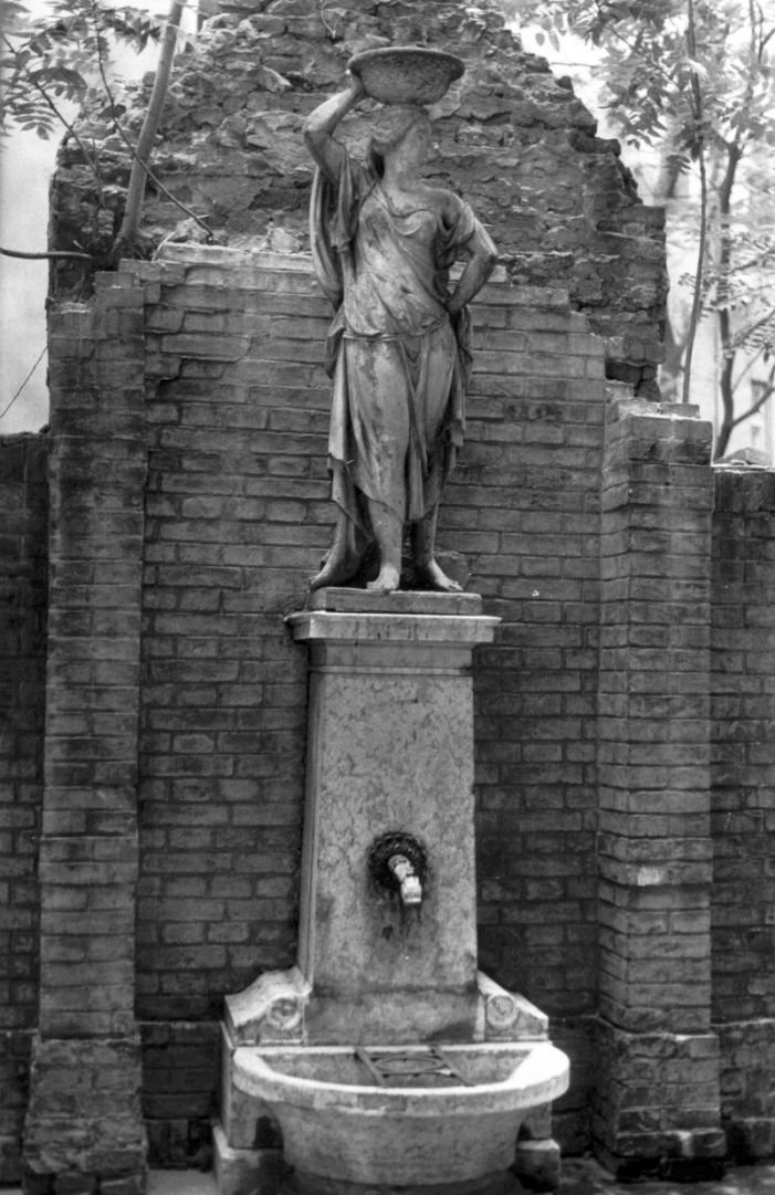 A díszkút, tetején nőalak szobrával 1970-ben (Ferencvárosi Helytörténeti Gyűjtemény) fortepan_25709.jpg