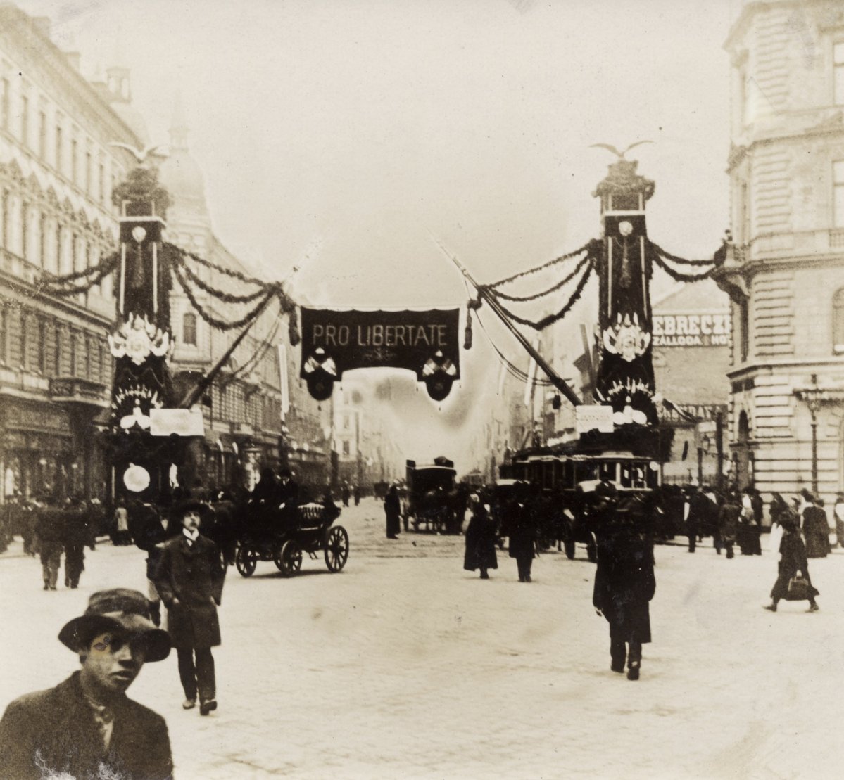 A feldíszített Baross tér Rákóczi hamvainak hazahozatalakor, 1906 október 28-án (Fotó: Fortepan/Képszám: 115792) Rákóczi hamvai fortepan_115792.jpg