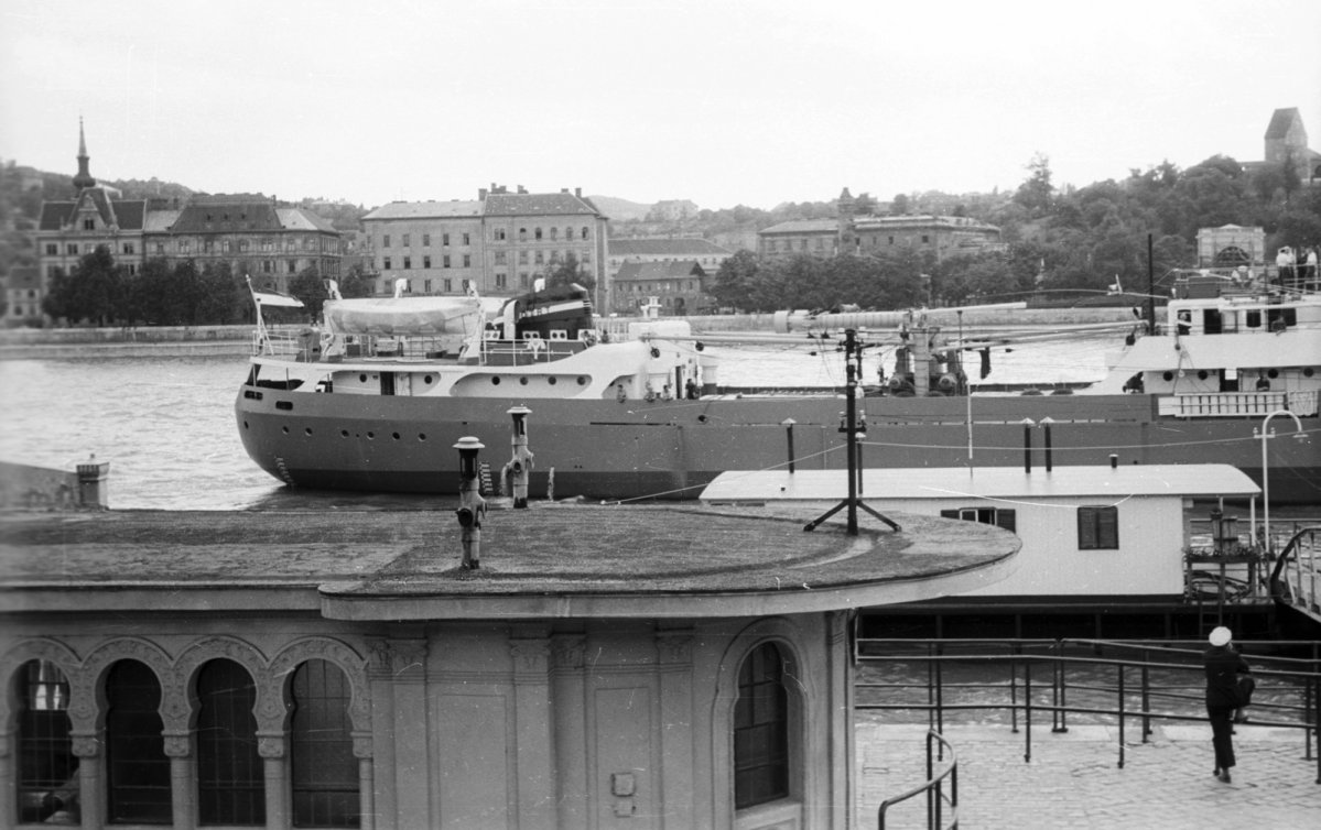 Duna-tengerjáró hajó Budapesten 1960-ban (Fotó: Fortepan/képszám: 51133) fortepan_51133.jpg