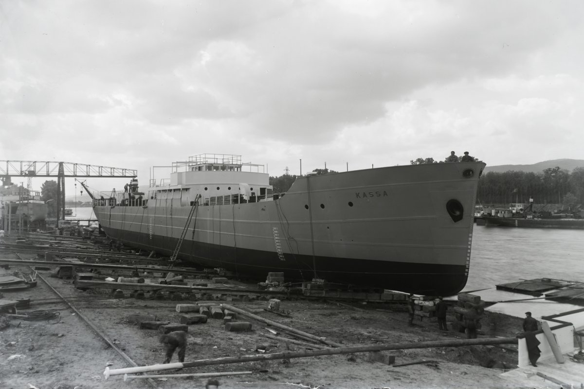 Az egyetlen máig megmaradt hajó a Kassa, ma Debrencen vízrebocsátása 1939-ben Újpesten (Fotó: Magyar Műszaki és Közlekedési Múzeum / Történeti Fényképek Gyűjteménye / Ganz gyűjtemény Leltári jelzet: MMKM TFGY 2017.1.401.) fortepan_122725.jpg