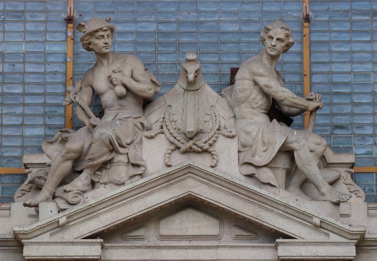 Hermész és Héphaisztosz az egykori Tőzsdepalota bejárata fölött (Fotó: Dubniczky Zsolt/pestbuda.hu) tőzsdep.jpg