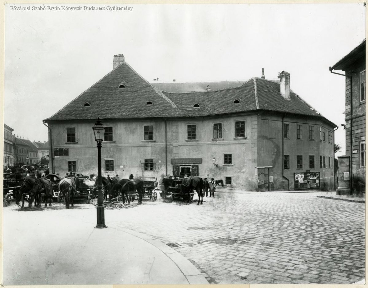A Dísz tér 1-es számú sarokház a mai Színház utca felől nézve az 1890-es években Erdélyi Mór felvételén (Fotó: FSZEK Budapest Gyűjtemény) FSZEK-BP Erdélyi Mór 1890-es.jpg