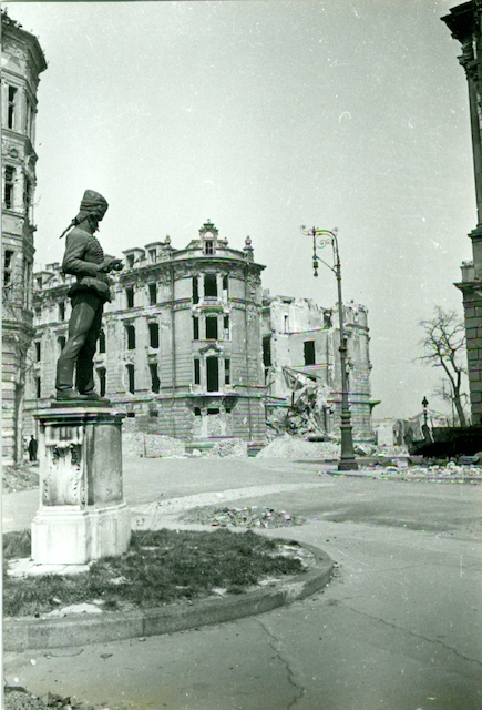 A megsérült épület 1945-ben (Fotó: MNM) Dísz tér 1945 MNM.png