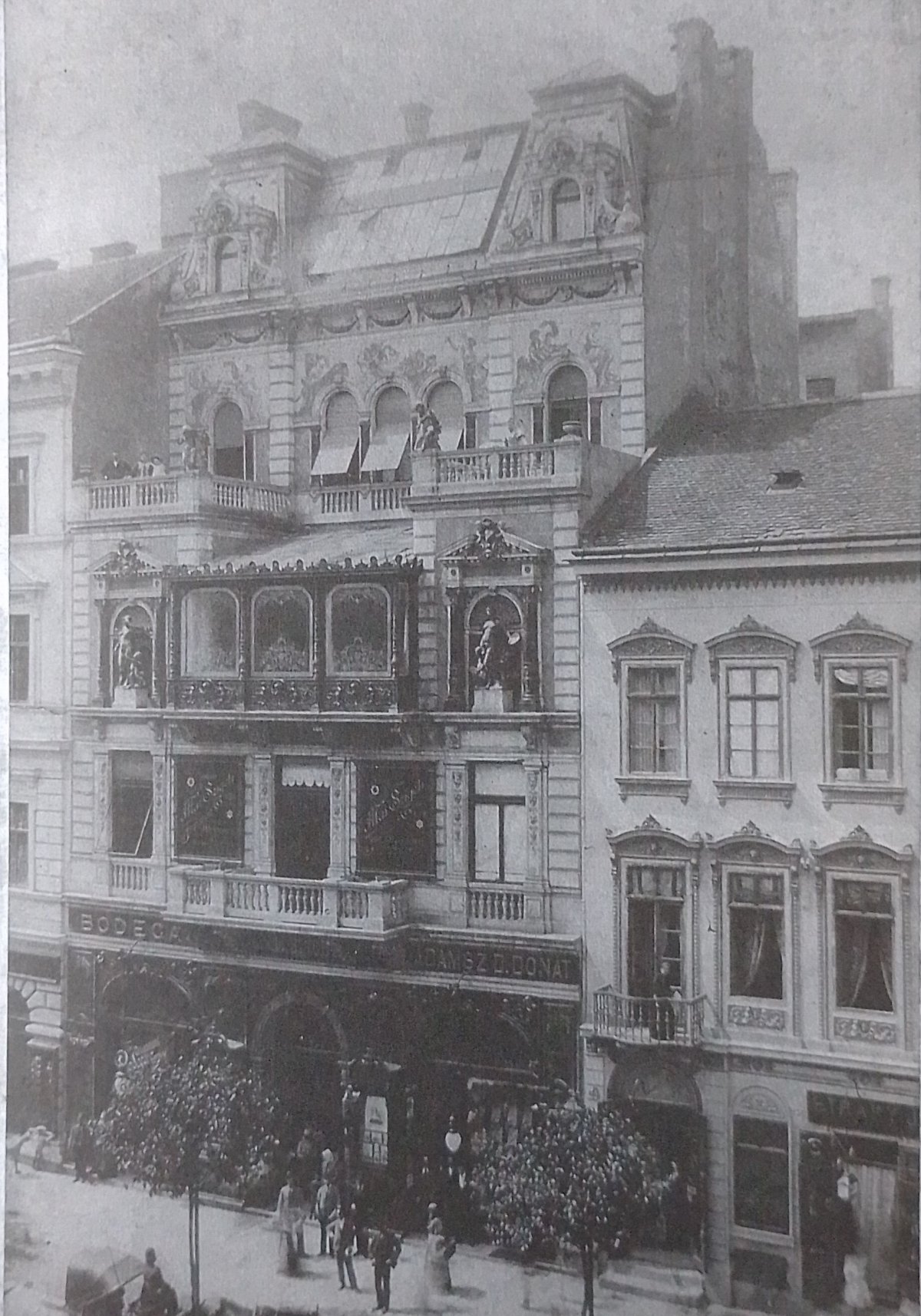 Mai Manó műteremháza nem sokkal felépülte után (Forrás: Telek Ágnes: Nay Rezső (1853-1907) és Strausz Ödön. In: Építőművészek Ybl és Lechner korában, 2015.) 03 mai manó archív.jpg