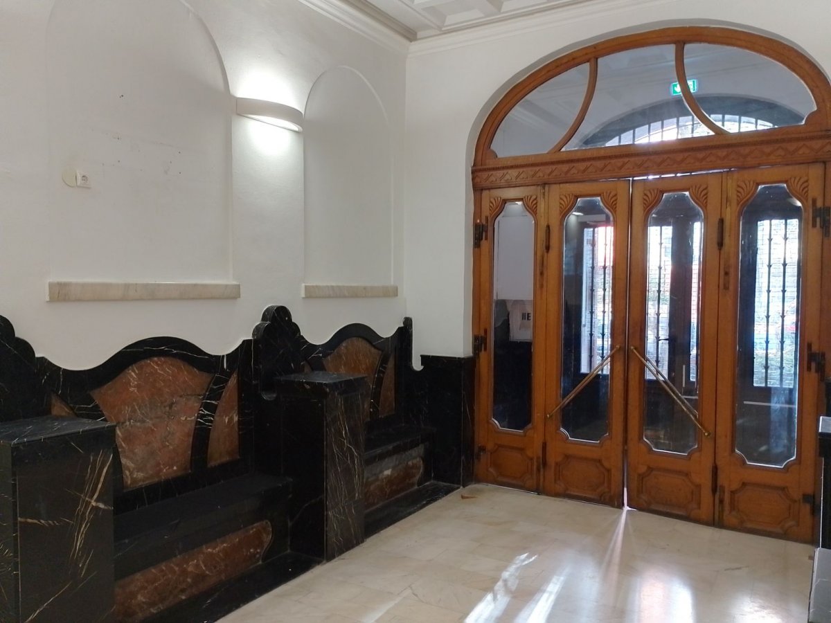 Az épület előcsarnokának márvány padjait Lechner Ödön tervezte (Fotó: Bodó Péter/pestbuda.hu) 04 szélfogó pad.jpg