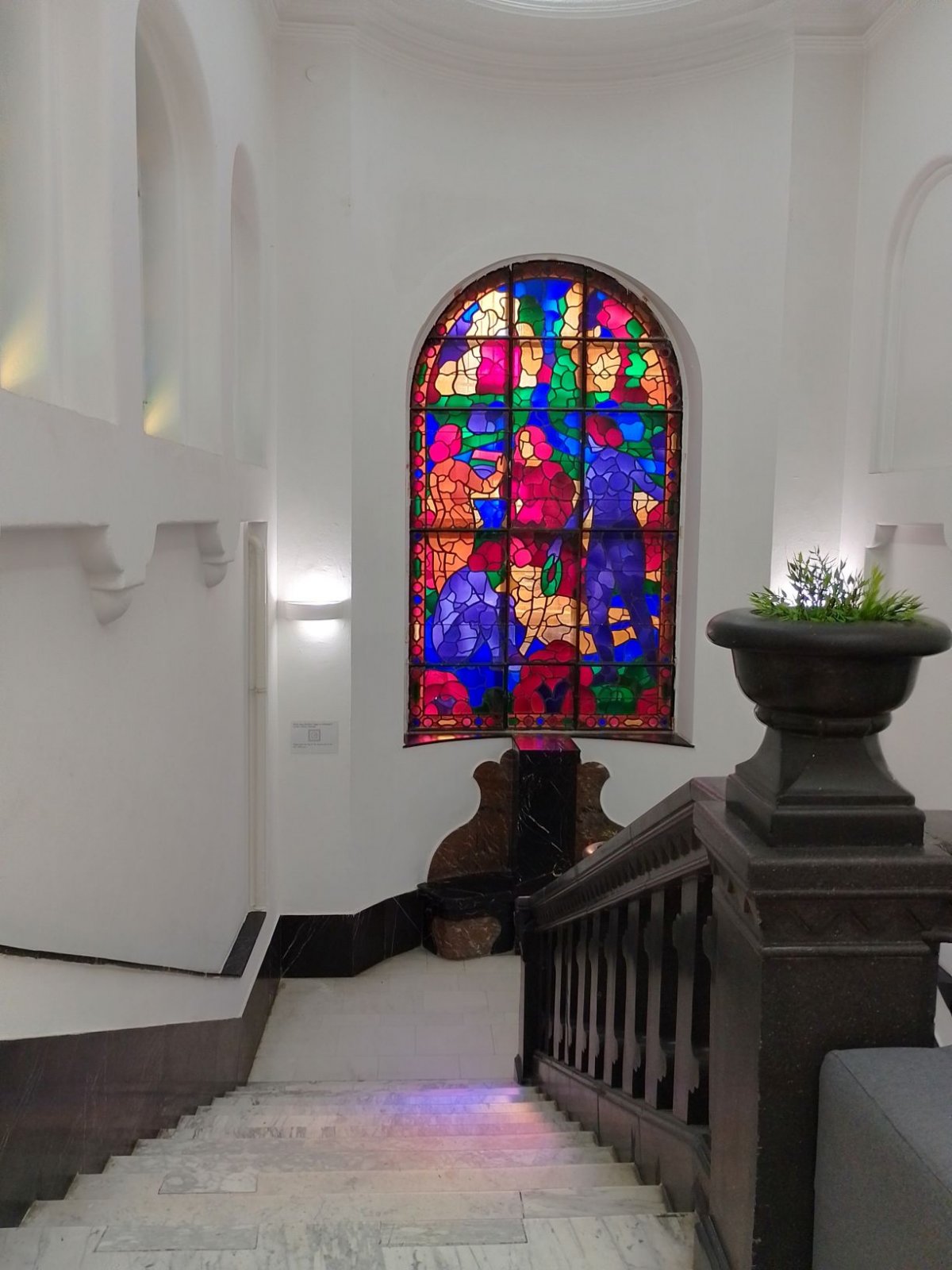 A lépcsőház színes üvegablakát Rippl-Rónai József festménye alapján Róth Miksa műhelye készítette (Fotó: Bodó Péter/pestbuda.hu) 06 színes ablak.jpg