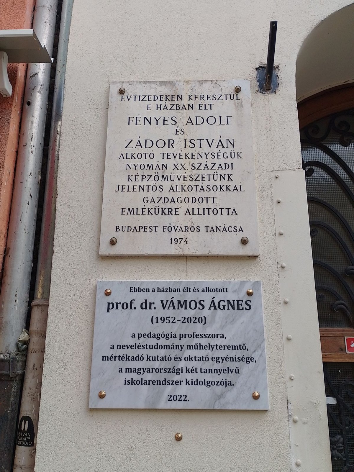 A bérház műteremlakásainak híres művészeiről táblák emlékeznek meg (Fotó: Bodó Péter/pestbuda.hu) 07 emléktáblák.jpg