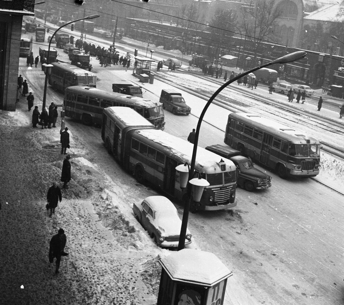 Az első csuklós autóbuszokat Budapesten a FAÜ házilag építette (Fotó: Magyar Rendőr) fortepan_65257.jpg