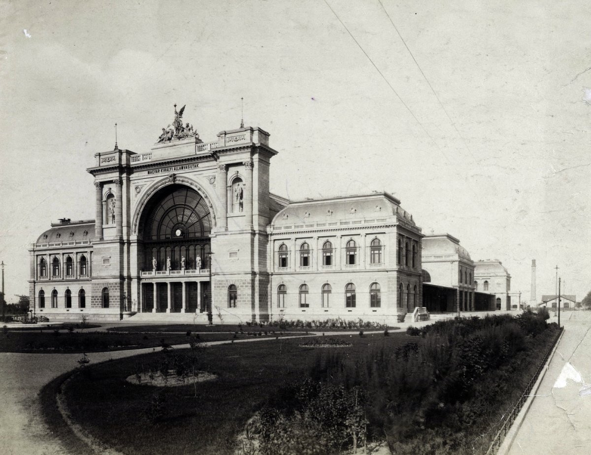 A Keleti pályaudvar is városképet meghatározó épület (Fotó: Fortepan/ Budapest Főváros Levéltára. Levéltári jelzet: HU.BFL.XV.19.d.1.06.060) fortepan_82321.jpg