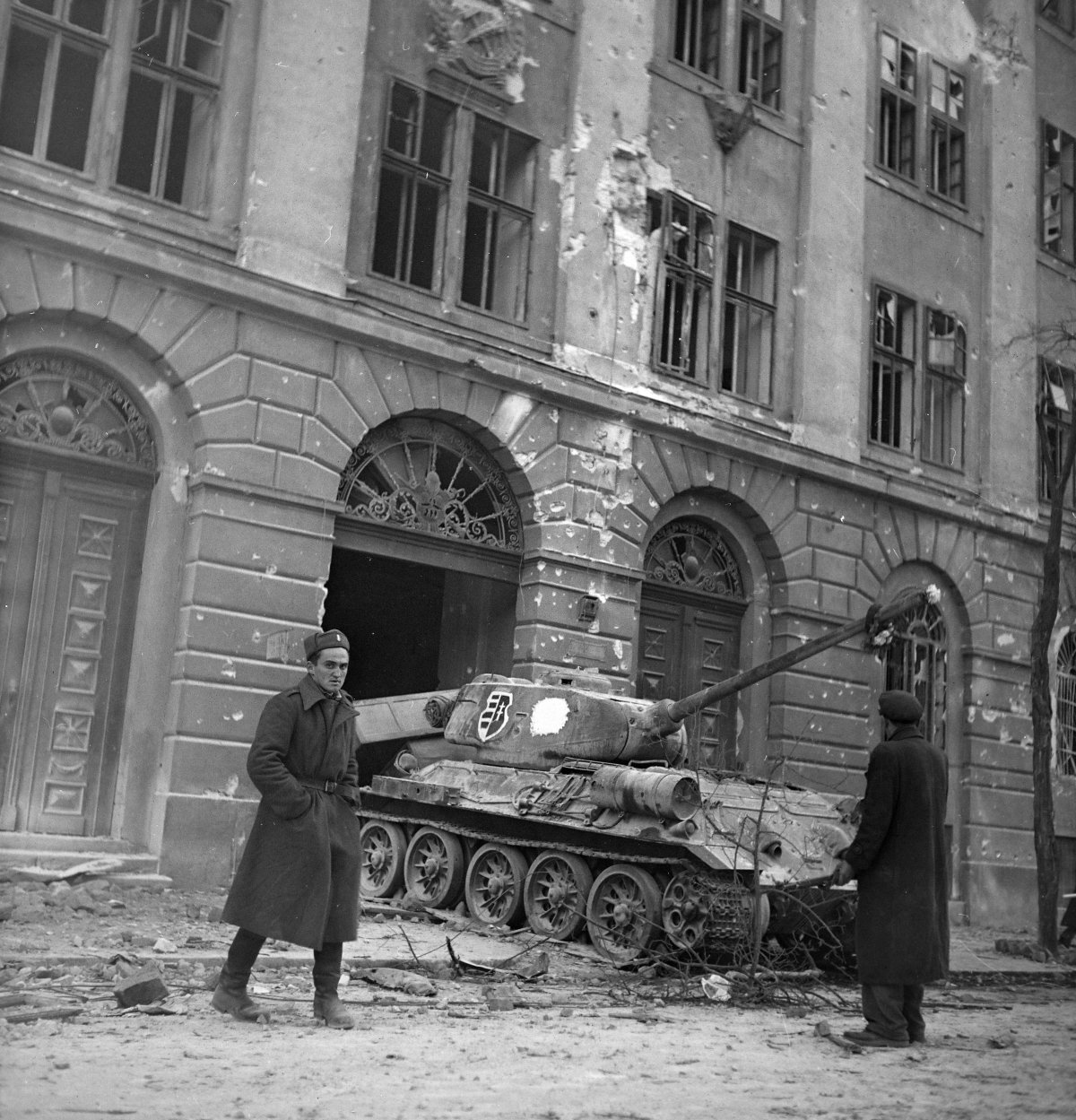 A Kilián laktanya Üllői úti kapujában Maléter Pál T-34/85 harckocsija (Forrás: Fortepan, képszám: 286375) fortepan_286375_1.jpg