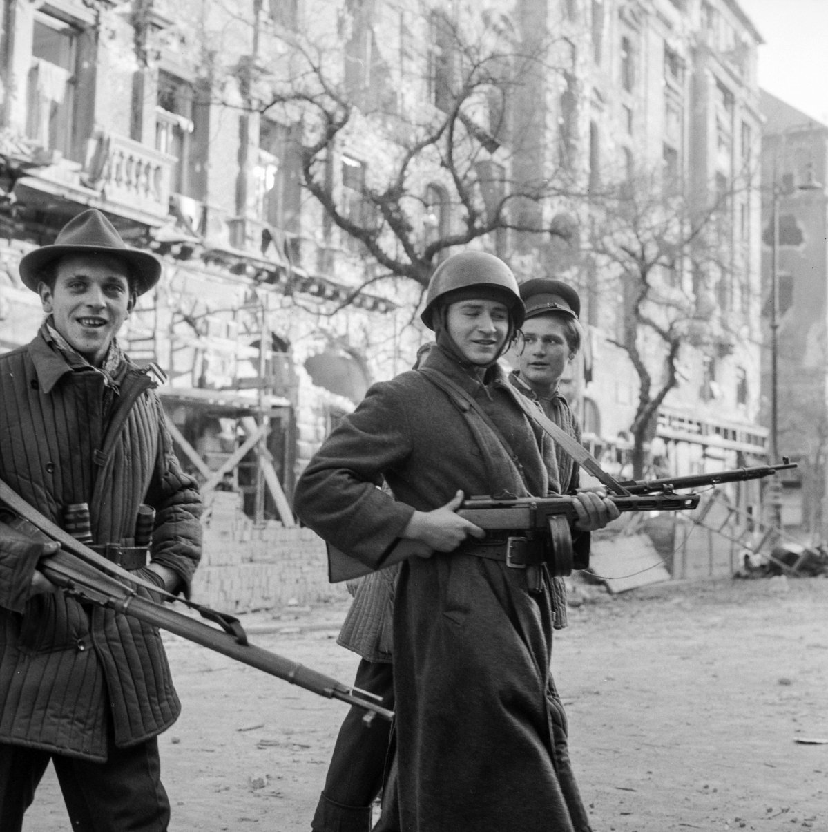A József körút a Práter utca közelében, jobbra a Corvin köz torkolata látszik (Forrás: Fortepan, képszám: 197791) fortepan_197791_1.jpg