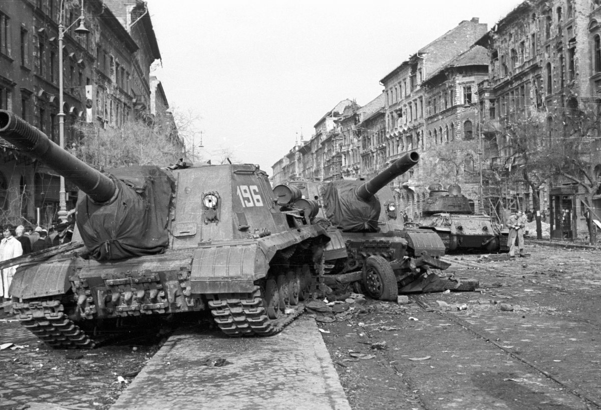 A József körút a Corvin köznél. Harcképtelenné tett ISZU-152-es szovjet rohamlövegek, a háttérben egy T-34/85 harckocsi (Forrás: Fortepan, képszám: 40262) fortepan_40262_1.jpg