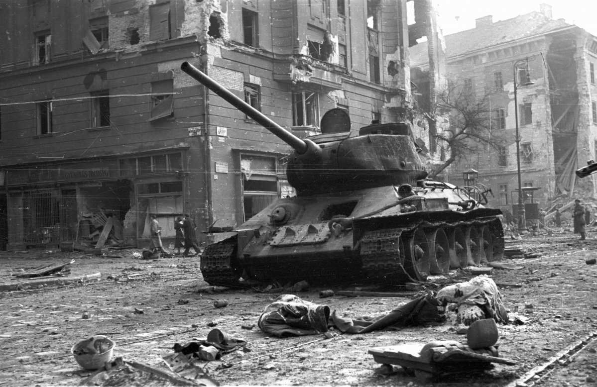 Kiégett szovjet T-34/85 harckocsi a Corvin köz bejáratánál. Háttérben a Kilián laktanya romos épülete (Forrás: Fortepan, képszám:40265) fortepan_40265_1.jpg