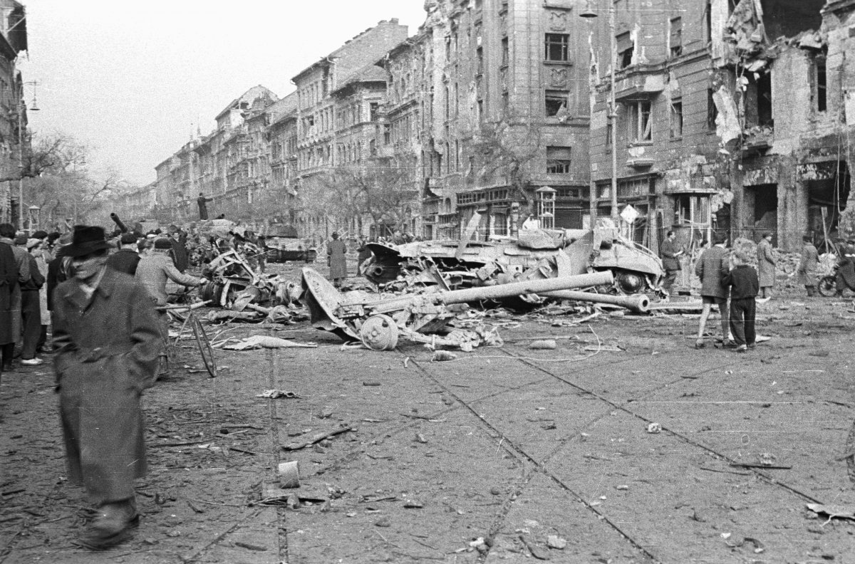 Harcképtelené tett szovjet harcjárművek a József körút és Üllői út kereszteződésében a Corvin köznél (Forrás: Fortepan, képszám: 40178) fortepan_40178_1.jpg