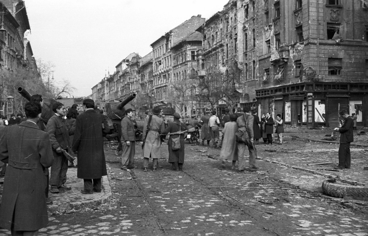 A József körút az Üllői útról nézve, jobbra a Corvin köz (Forrás: Fortepan, képszám: 40259) fortepan_40259_1.jpg
