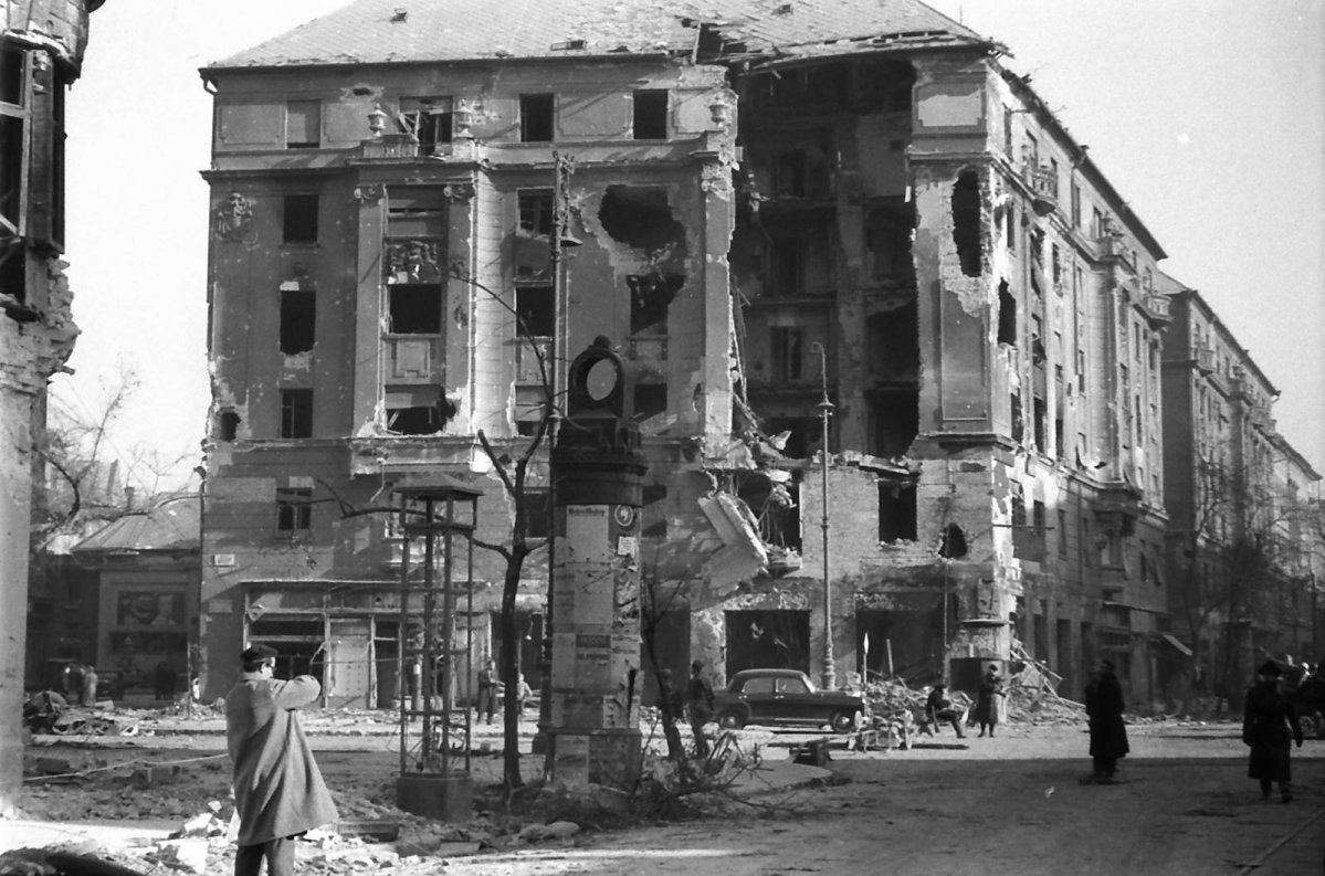 A Corvin köz és Üllői út sarkán álló, szétlőtt ház 1956-ban (Forrás: Fortepan, képszám:23660) fortepan_23660_1.jpg