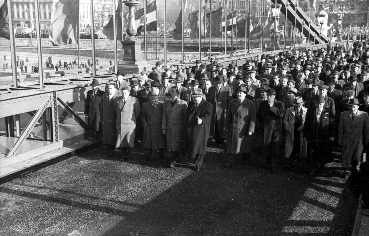 A híd átadása 1949-ben az akkori párt és állami vezetőkkel (Fotó: Fortepan/Uvaterv) fortepan_92018.jpg