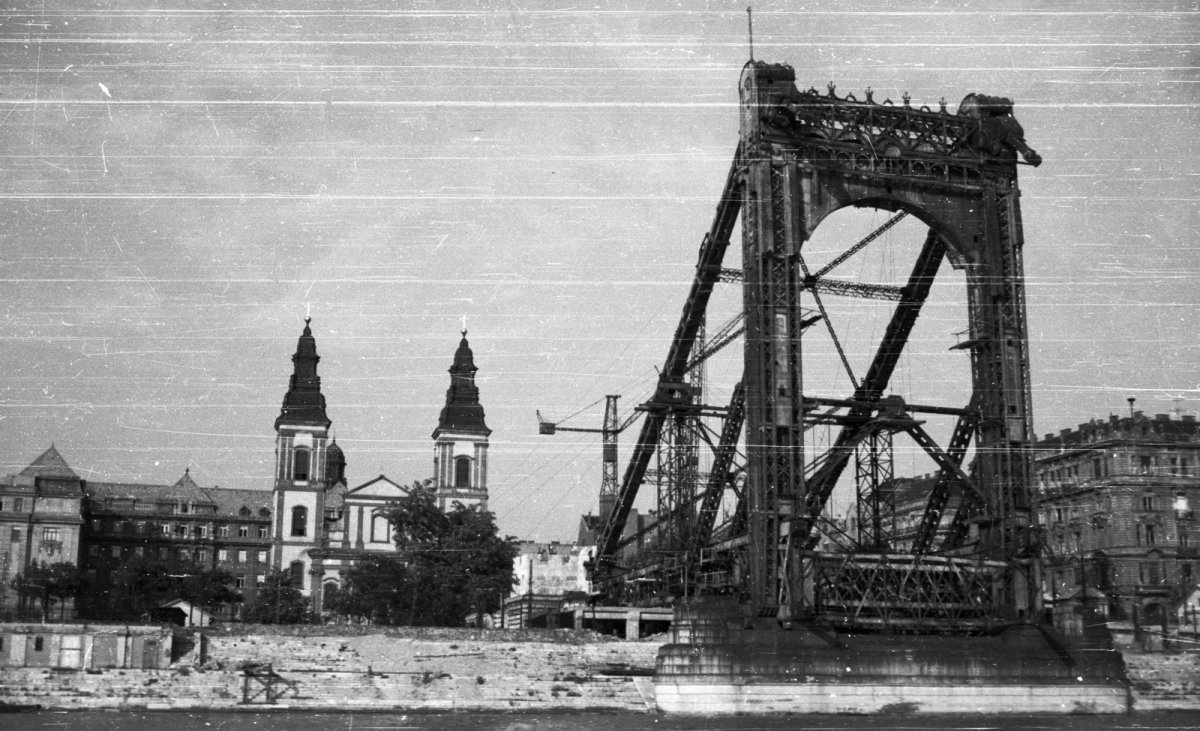 A régi híd pesti pillére a robbantás után még közel másfél évtizedig a pesti oldalon állt (Fotó: Fortepan/képszám: 51149) fortepan_51149.jpg