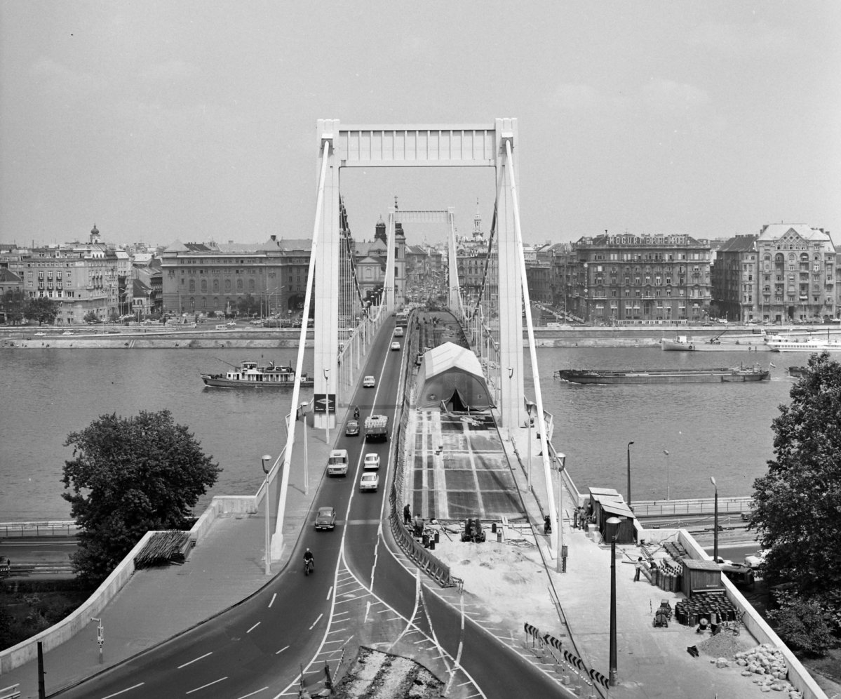 A híd aszfaltpályájának felújítása 1975-ben (Fotó: Fortepan/Uvaterv) fortepan_98939.jpg