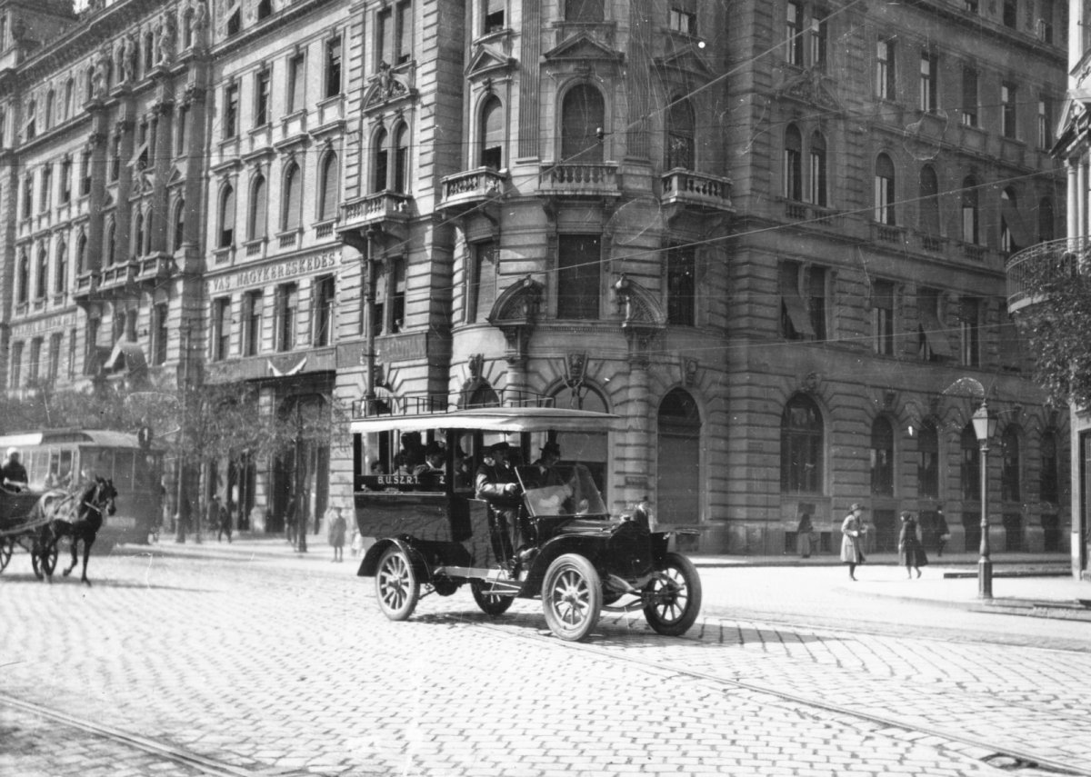 A taxis sztrájk alatt a bérkocsisok szállították az utasokat (Fotó: Fortepan/24122) fortepan_24122.jpg
